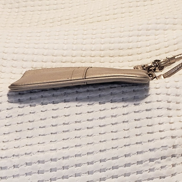 COACH Gold WRISTLET 👀 - Picture 6 of 7